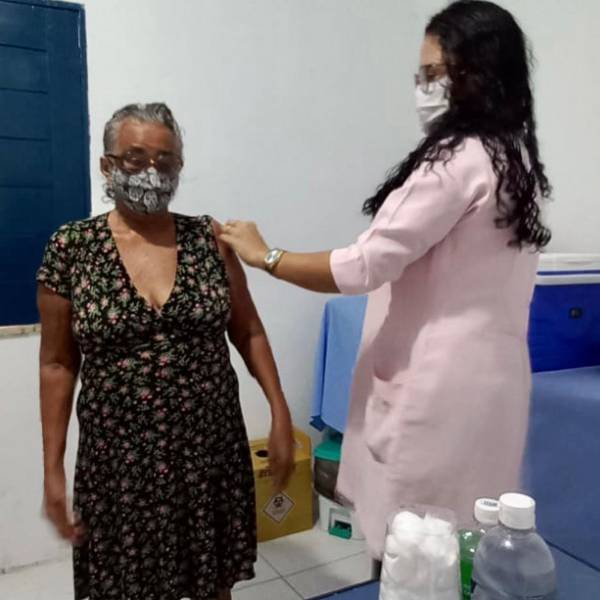 A vacinação contra a Covid-19 na UBS Conceição está sendo um sucesso e atraindo pessoas de várias idades